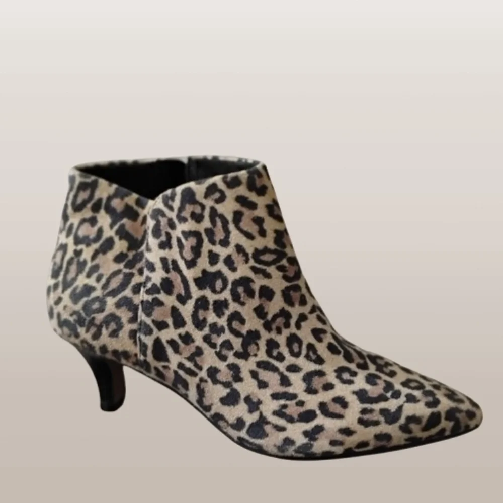 NEW Clarks Collection Leather Ankle Booties 6.5 Leopard Print